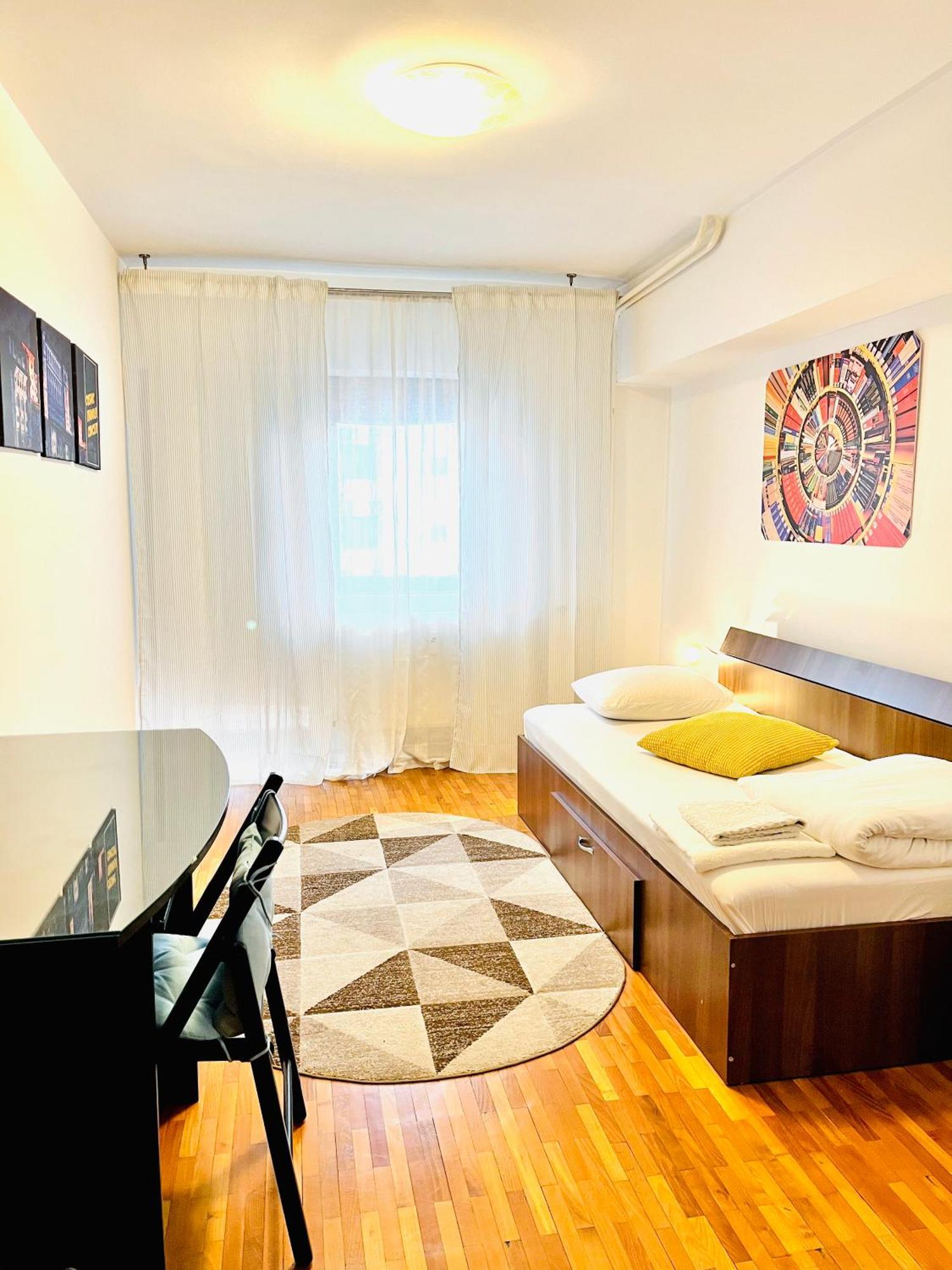 Alloggio in famiglia Center Unirii Square Private With View - Shared Amenities *